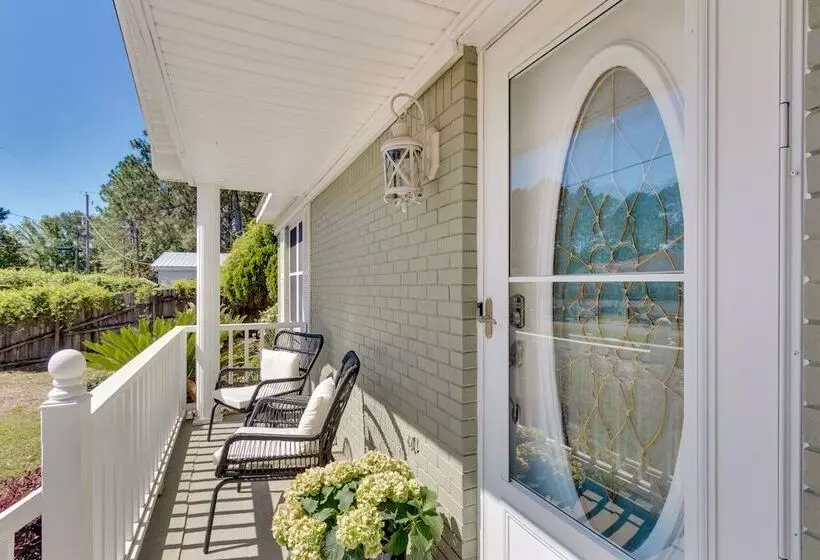 Bright Navarre Vacation Rental, 2 Mi To Beach!