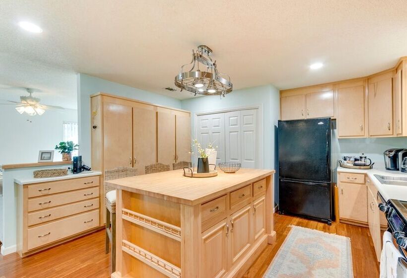 Bright Navarre Vacation Rental, 2 Mi To Beach!