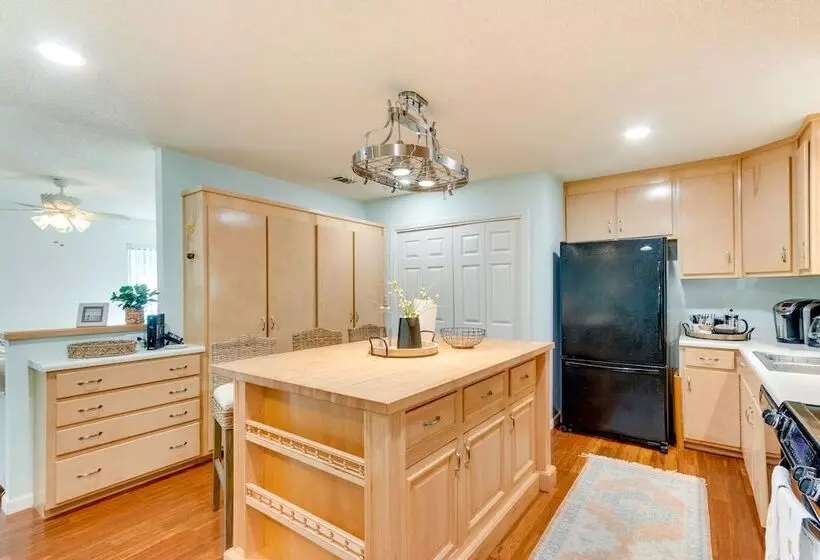 Bright Navarre Vacation Rental, 2 Mi To Beach!