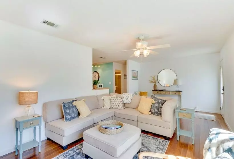 Bright Navarre Vacation Rental, 2 Mi To Beach!