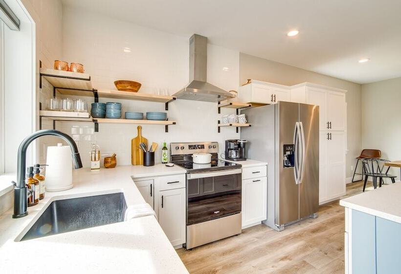 Charming Florence Home W/ Fire Pit & River Views!