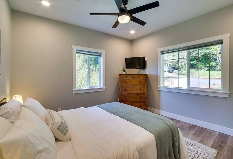 Charming Florence Home W/ Fire Pit & River Views!