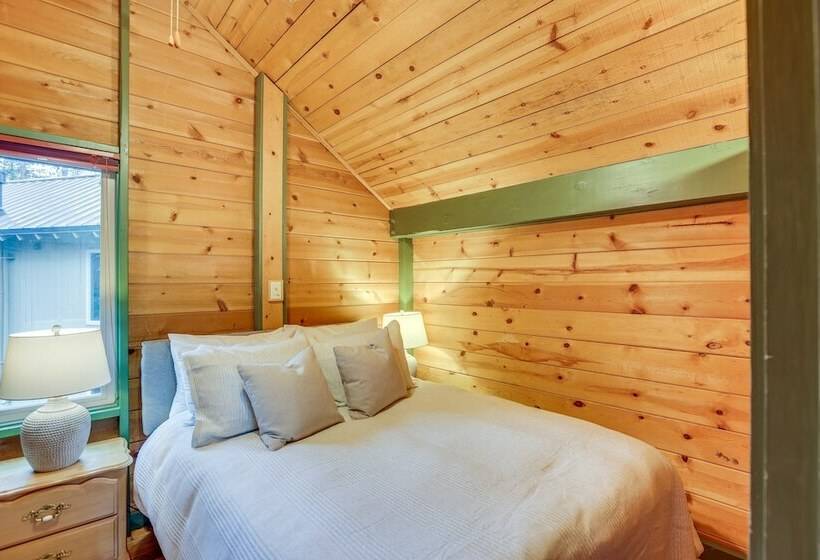 Charming Sunriver Cabin Near Sharc & The Village!