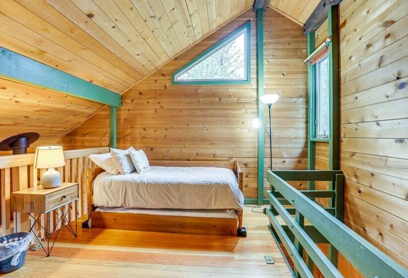 Charming Sunriver Cabin Near Sharc & The Village!