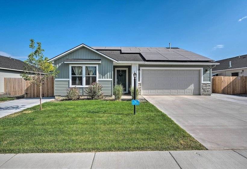 Cozy Caldwell Abode W/ Hot Tub ~ 3 Mi To Dtwn