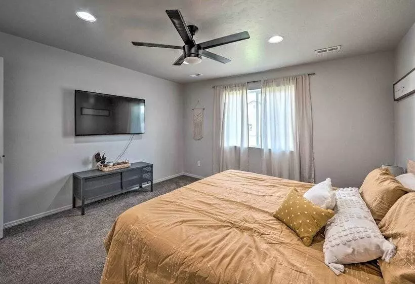 Cozy Caldwell Abode W/ Hot Tub ~ 3 Mi To Dtwn