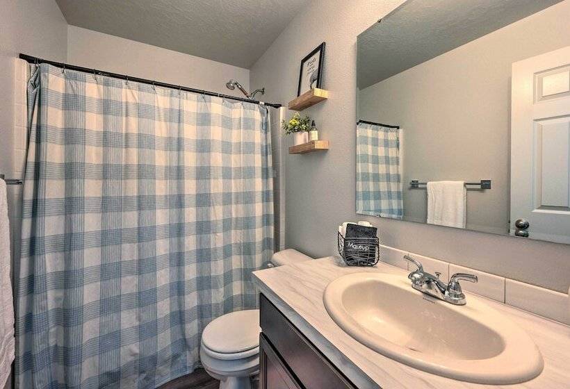 Cozy Caldwell Abode W/ Hot Tub ~ 3 Mi To Dtwn