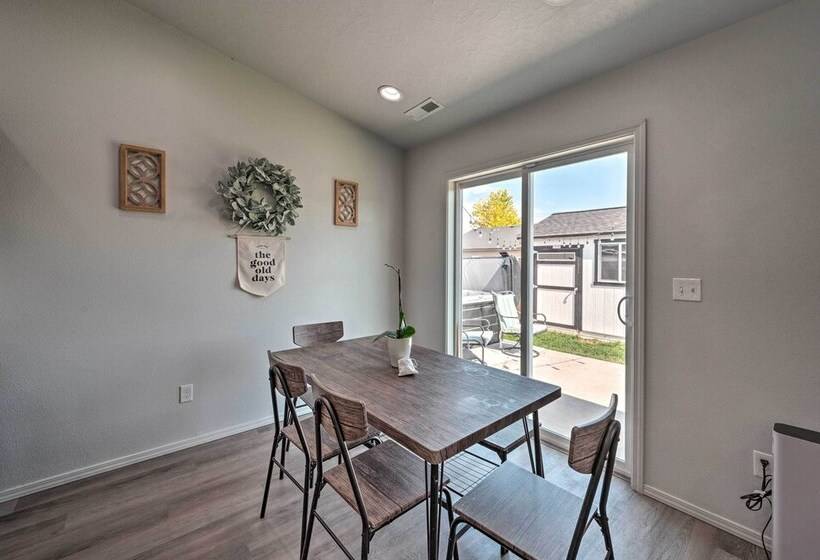 Cozy Caldwell Abode W/ Hot Tub ~ 3 Mi To Dtwn