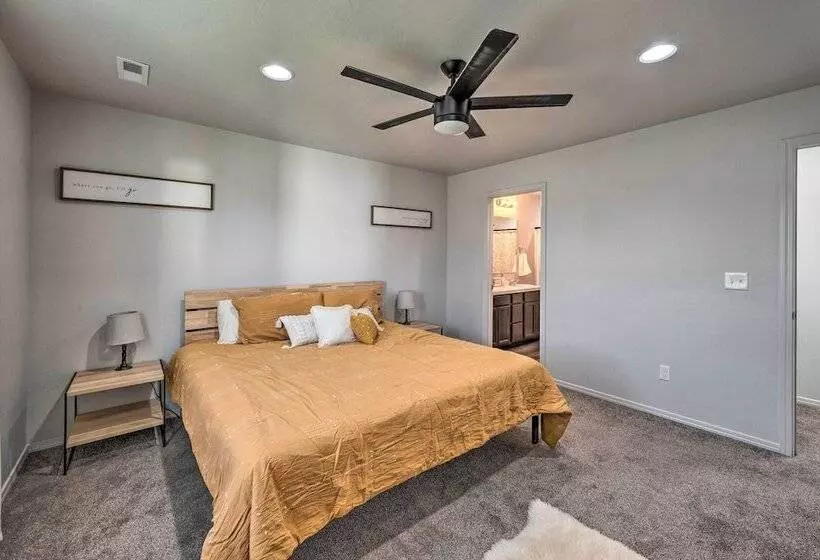 Cozy Caldwell Abode W/ Hot Tub ~ 3 Mi To Dtwn