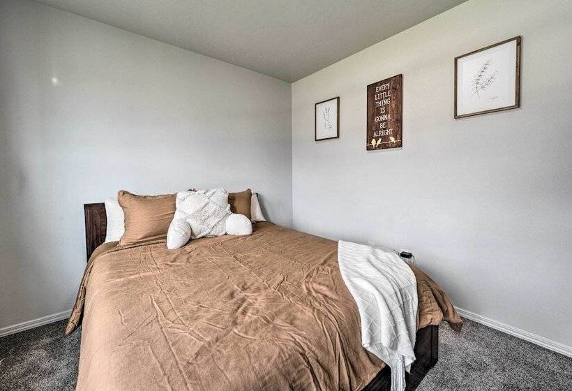 Cozy Caldwell Abode W/ Hot Tub ~ 3 Mi To Dtwn