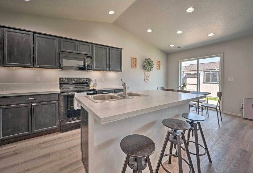 Cozy Caldwell Abode W/ Hot Tub ~ 3 Mi To Dtwn