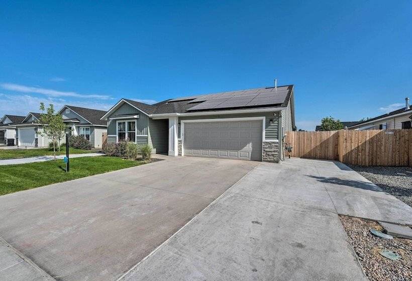 Cozy Caldwell Abode W/ Hot Tub ~ 3 Mi To Dtwn