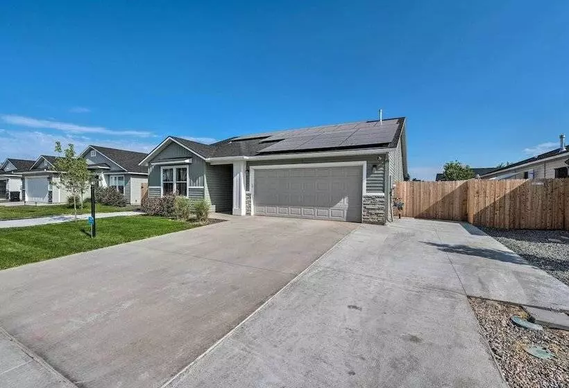 Cozy Caldwell Abode W/ Hot Tub ~ 3 Mi To Dtwn