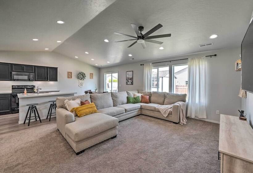 Cozy Caldwell Abode W/ Hot Tub ~ 3 Mi To Dtwn