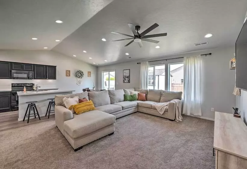 Cozy Caldwell Abode W/ Hot Tub ~ 3 Mi To Dtwn