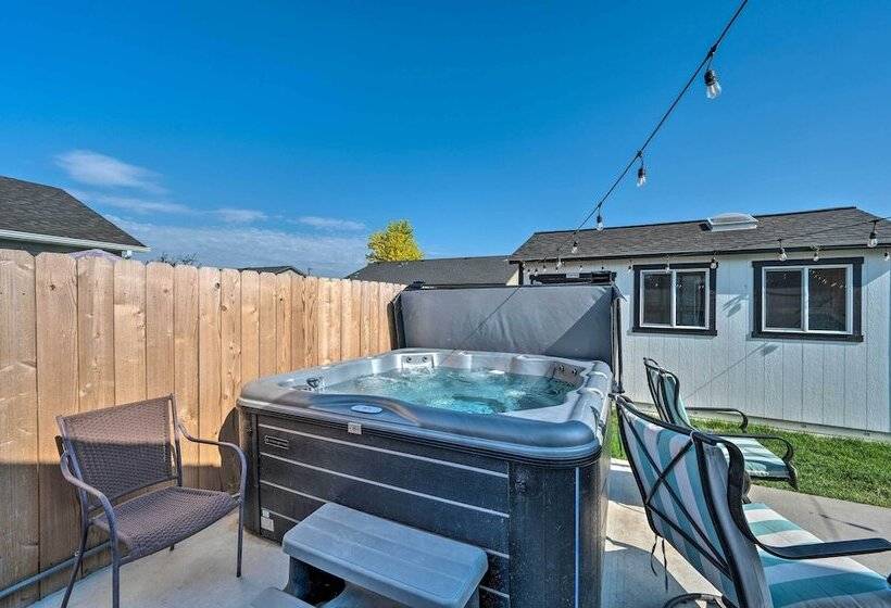 Cozy Caldwell Abode W/ Hot Tub ~ 3 Mi To Dtwn