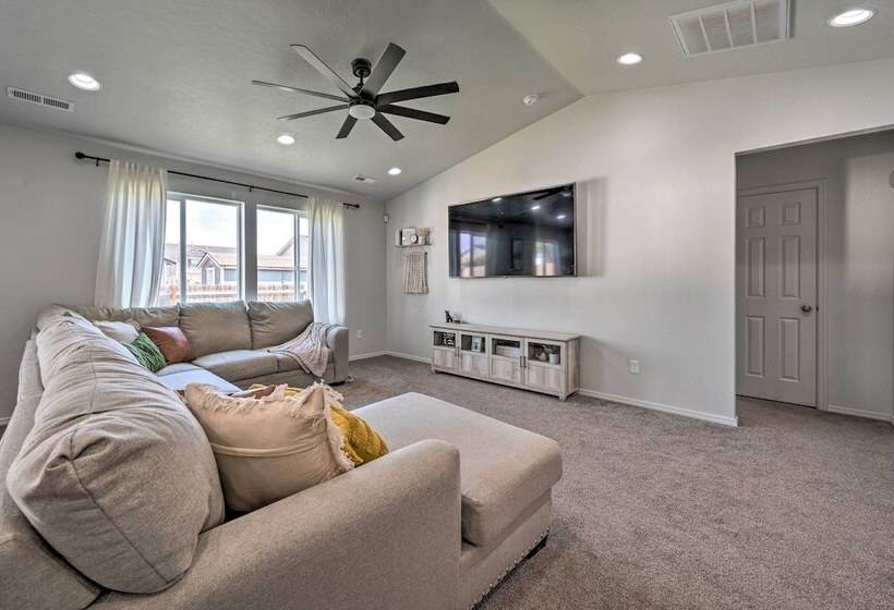 Cozy Caldwell Abode W/ Hot Tub ~ 3 Mi To Dtwn