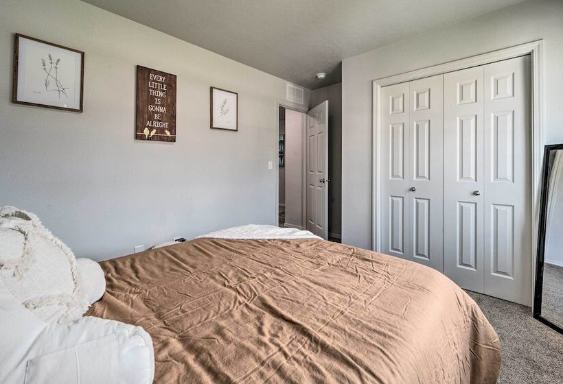 Cozy Caldwell Abode W/ Hot Tub ~ 3 Mi To Dtwn