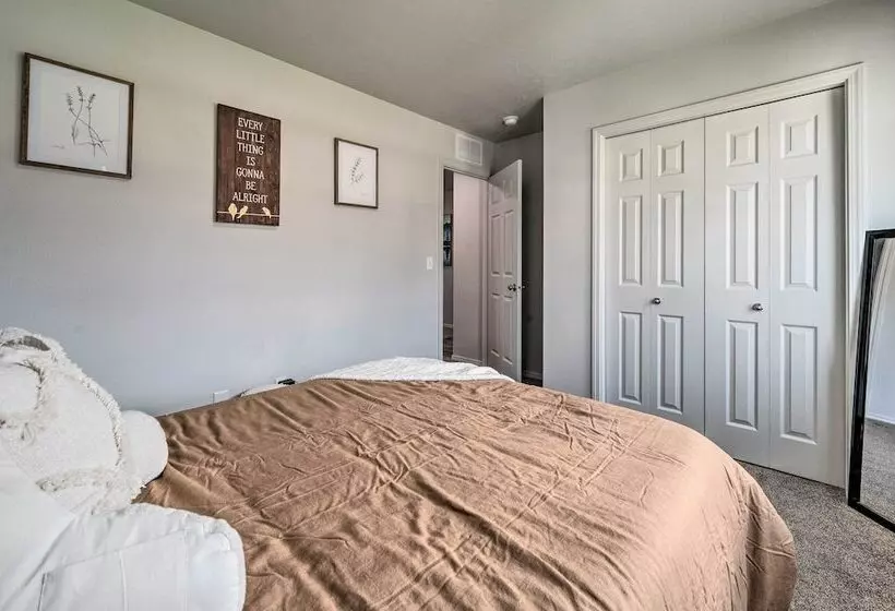 Cozy Caldwell Abode W/ Hot Tub ~ 3 Mi To Dtwn
