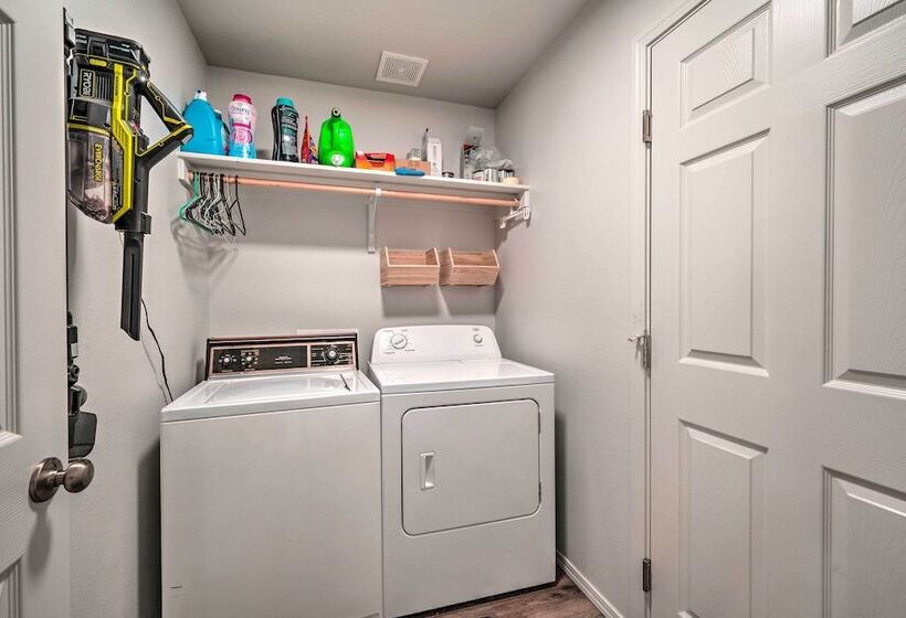 Cozy Caldwell Abode W/ Hot Tub ~ 3 Mi To Dtwn