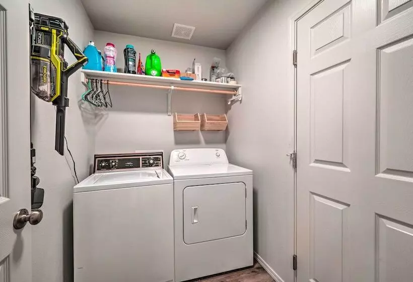Cozy Caldwell Abode W/ Hot Tub ~ 3 Mi To Dtwn