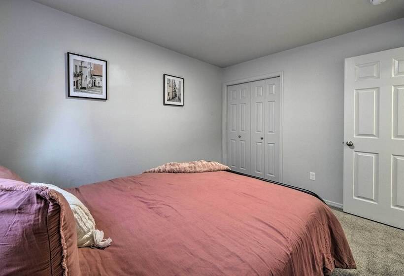 Cozy Caldwell Abode W/ Hot Tub ~ 3 Mi To Dtwn