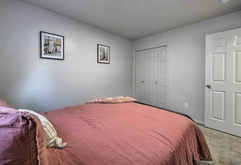Cozy Caldwell Abode W/ Hot Tub ~ 3 Mi To Dtwn
