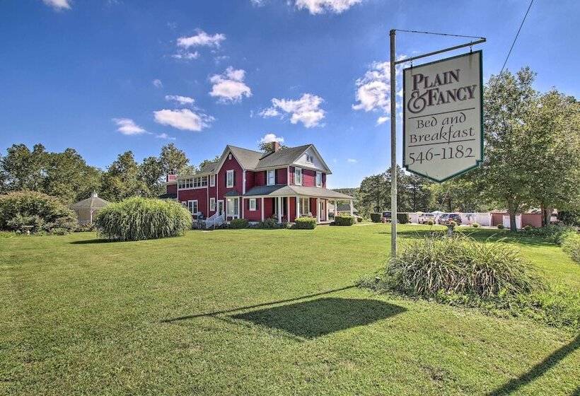 Cozy Ironton Cabin W/ Shared Pool & Private Patio!