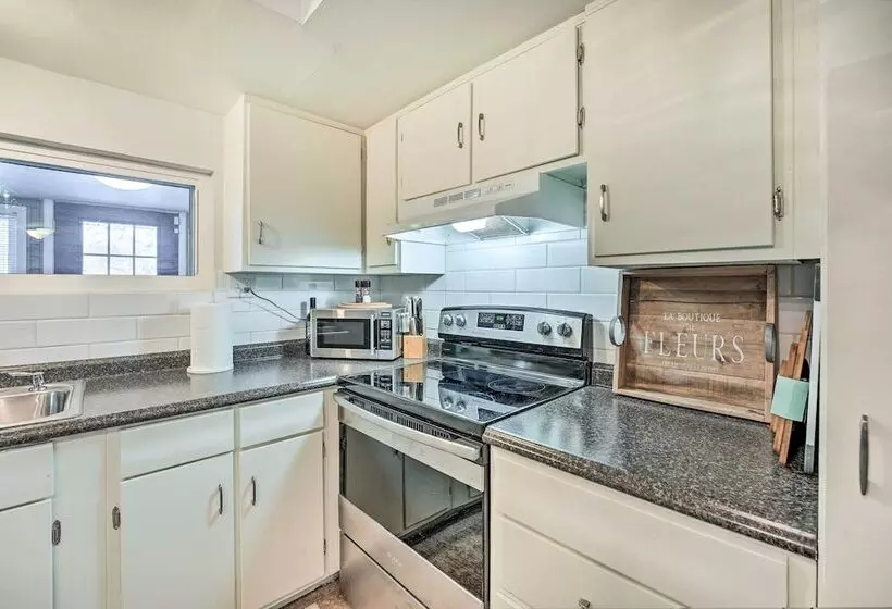 Cozy South Bend Retreat < 2 Mi To Notre Dame!