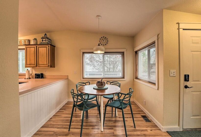 Cute Cottage W/ Deck Walk 115 Ft To Brewery & Cafe