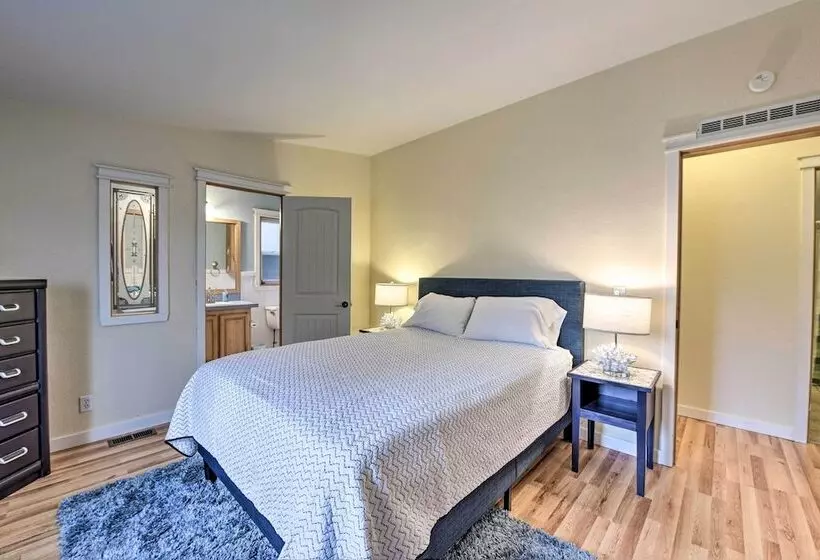 Cute Cottage W/ Deck Walk 115 Ft To Brewery & Cafe