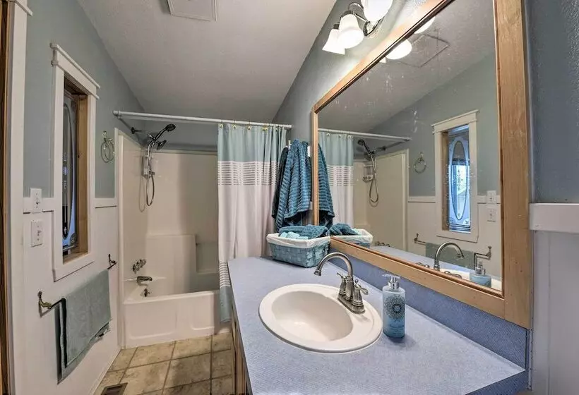 Cute Cottage W/ Deck Walk 115 Ft To Brewery & Cafe