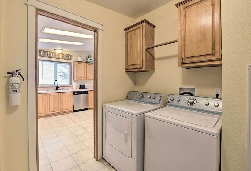 Cute Cottage W/ Deck Walk 115 Ft To Brewery & Cafe