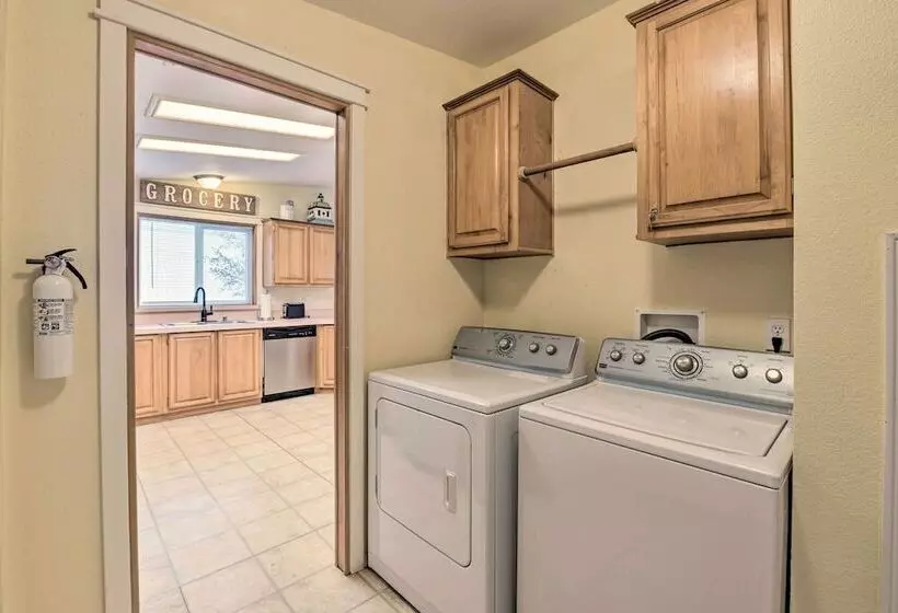 Cute Cottage W/ Deck Walk 115 Ft To Brewery & Cafe