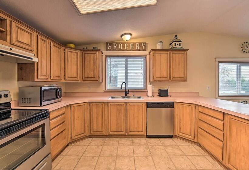 Cute Cottage W/ Deck Walk 115 Ft To Brewery & Cafe