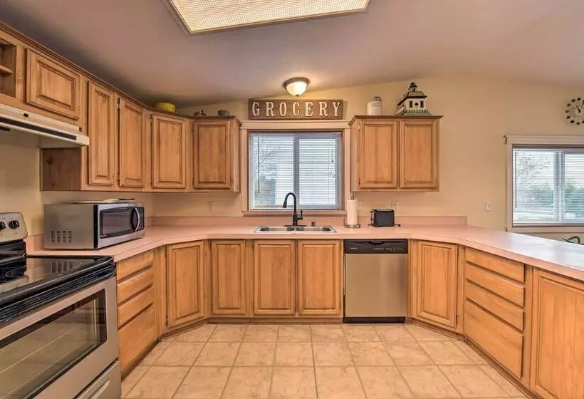 Cute Cottage W/ Deck Walk 115 Ft To Brewery & Cafe