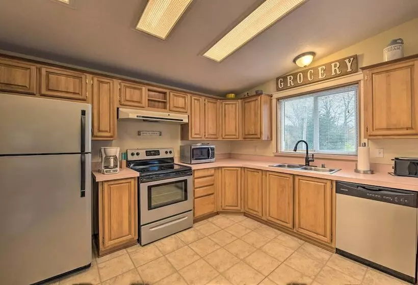 Cute Cottage W/ Deck Walk 115 Ft To Brewery & Cafe