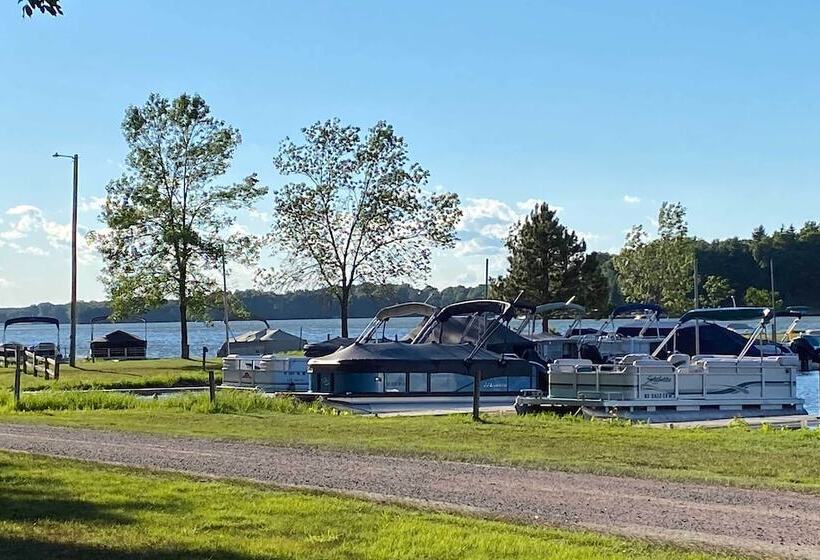 Exceptional Home W/ Deck ~3 Miles To Sand Valley