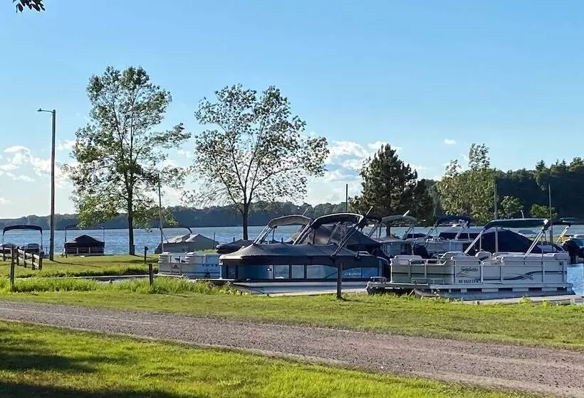 Exceptional Home W/ Deck ~3 Miles To Sand Valley