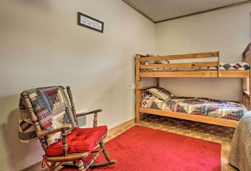 Exceptional Home W/ Deck ~3 Miles To Sand Valley