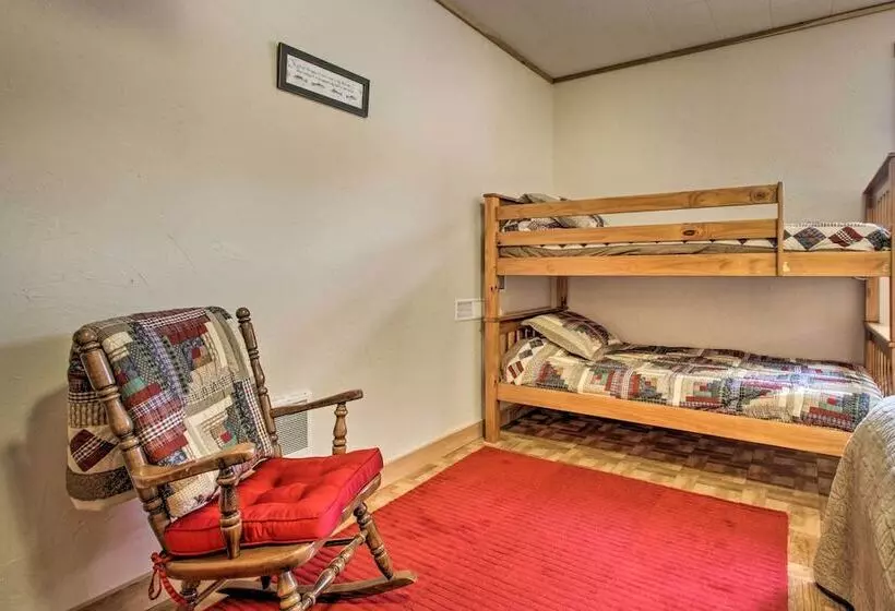 Exceptional Home W/ Deck ~3 Miles To Sand Valley