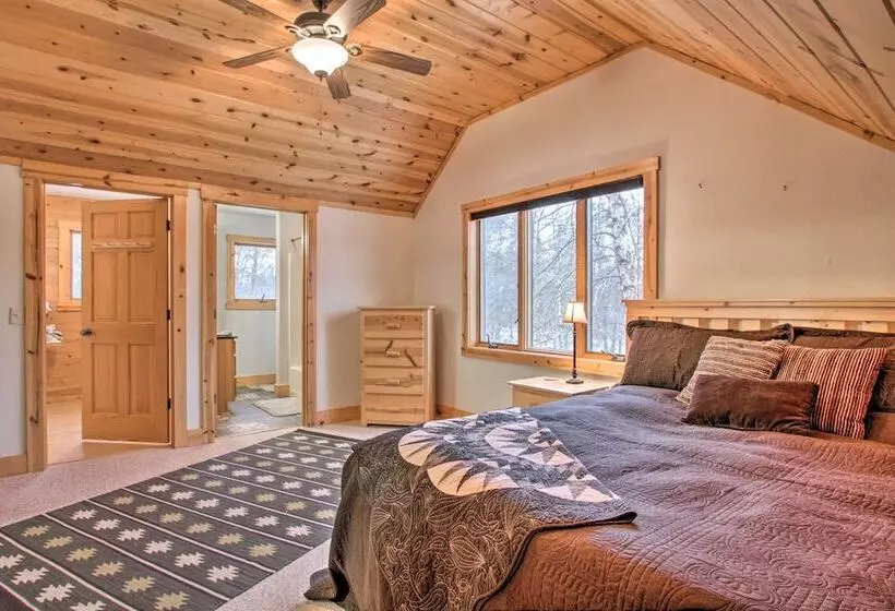 Exceptional Home W/ Deck ~3 Miles To Sand Valley