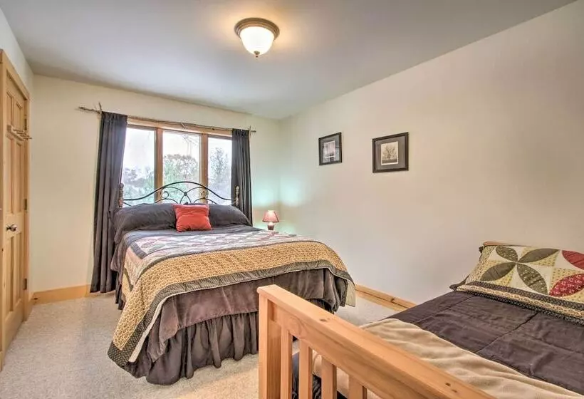 Exceptional Home W/ Deck ~3 Miles To Sand Valley