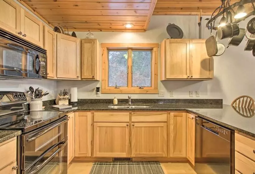 Exceptional Home W/ Deck ~3 Miles To Sand Valley