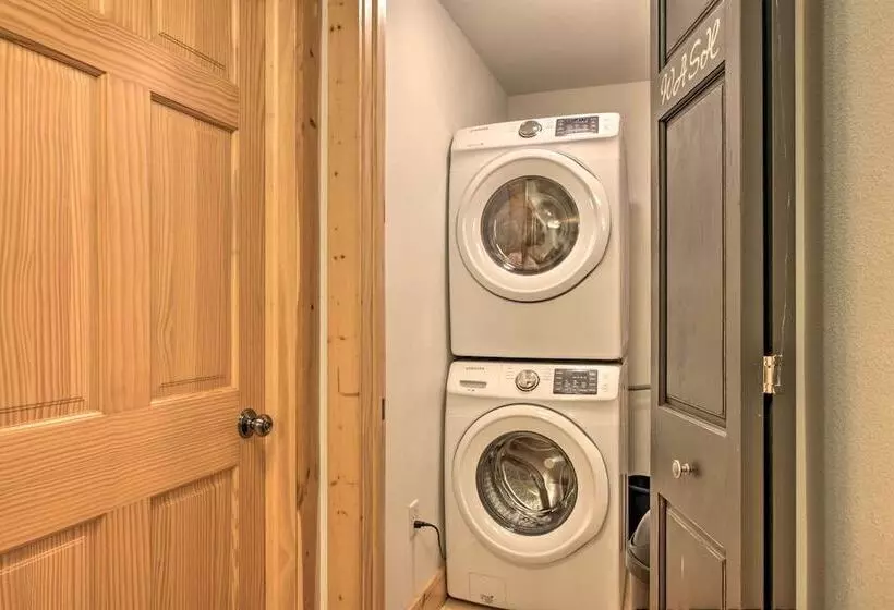 Exceptional Home W/ Deck ~3 Miles To Sand Valley