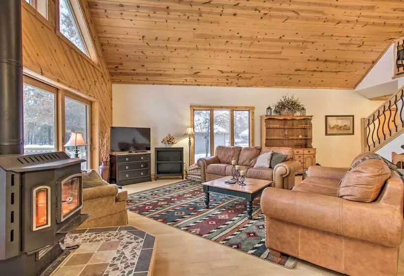 Exceptional Home W/ Deck ~3 Miles To Sand Valley