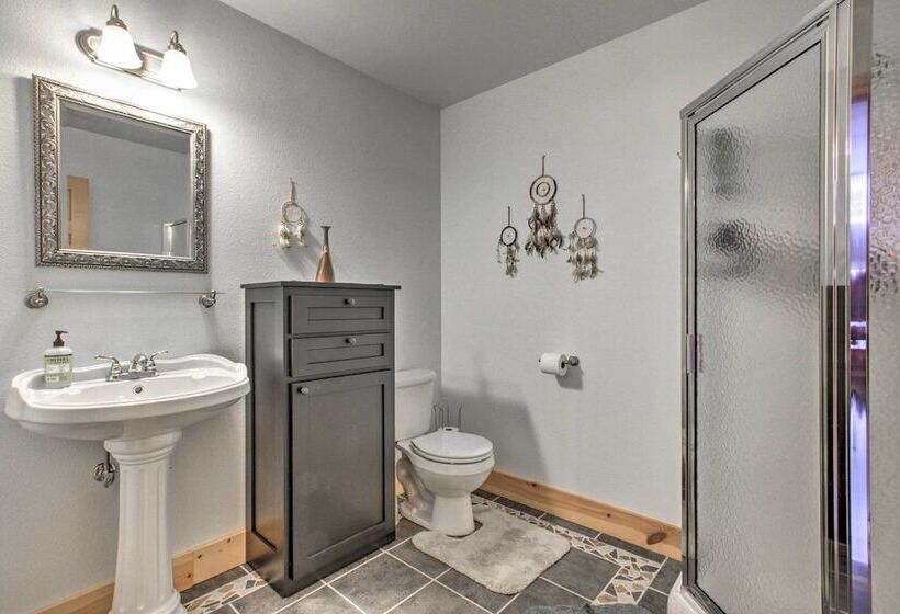 Exceptional Home W/ Deck ~3 Miles To Sand Valley