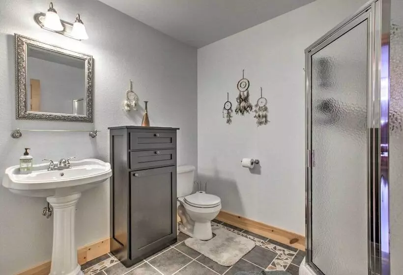 Exceptional Home W/ Deck ~3 Miles To Sand Valley