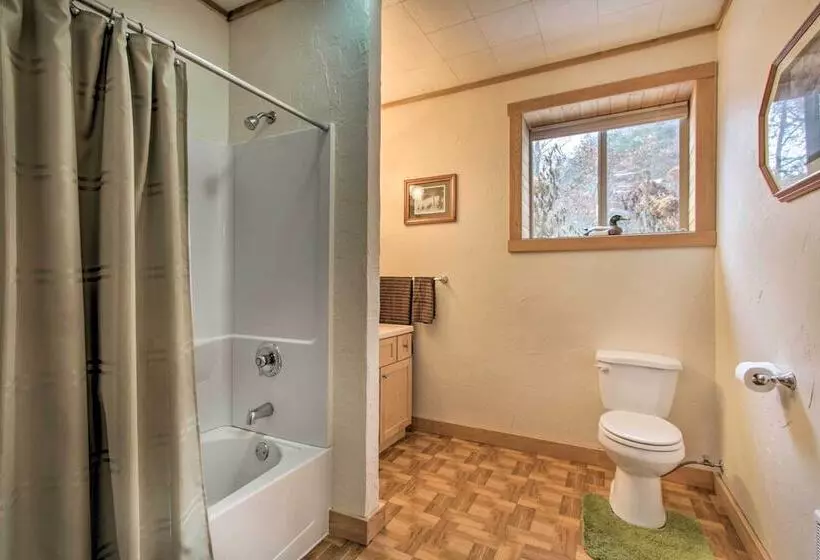 Exceptional Home W/ Deck ~3 Miles To Sand Valley