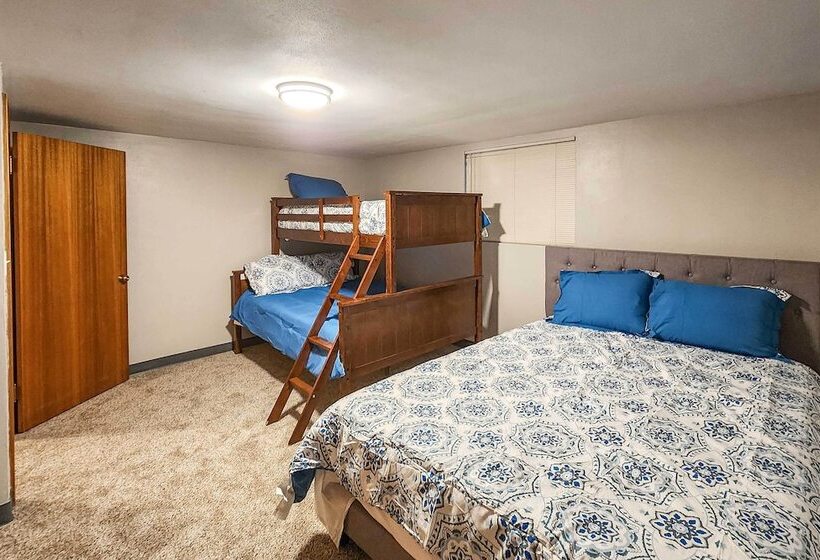 Family Friendly Yakima Escape W/ Yard & Pool!